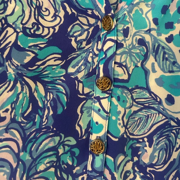 Beautiful Lilly Pulitzer Elsa blouse; size Medium - Picture 3 of 5